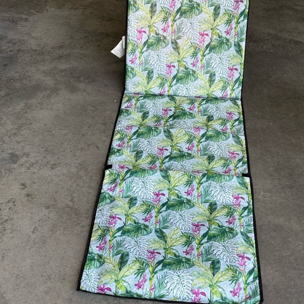 2 Folding chair/ mats